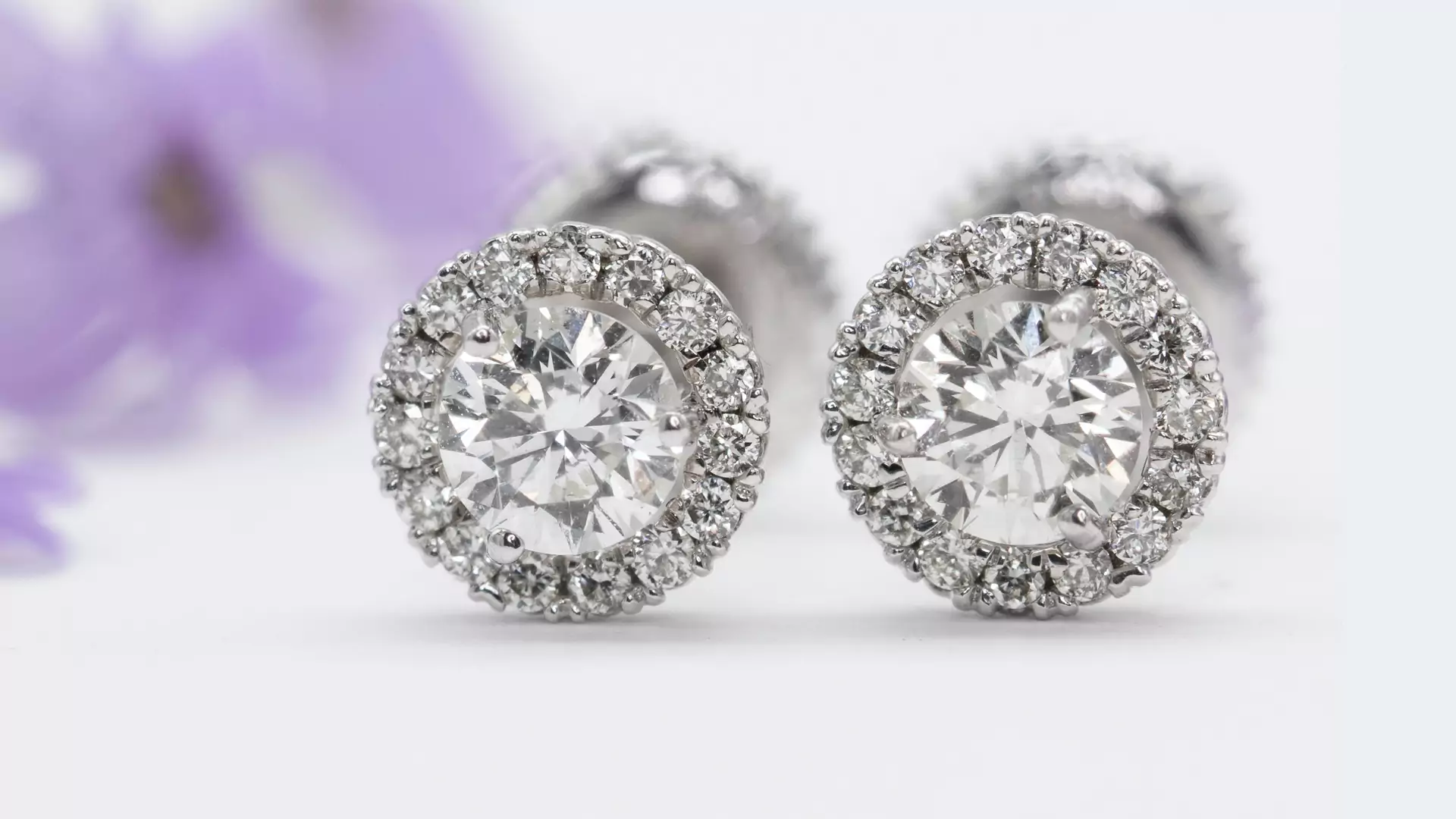 Biżuteria z diamentami nie musi być droga: efektowne propozycje do 500 zł idealne na prezent