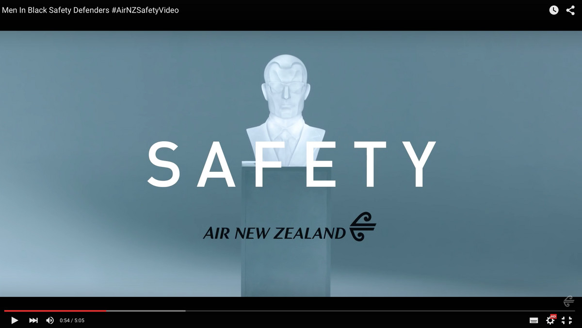 Filmy instruktażowe puszczane na pokładach samolotów są z reguły sztampowe i nudne. Nie ten. W najnowszym wideo linie Air New Zealand wykorzystują motyw Facetów w czerni.