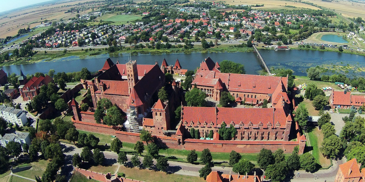 Zamek w Malborku usytuowany jest na prawym brzegu rzeki Nogat