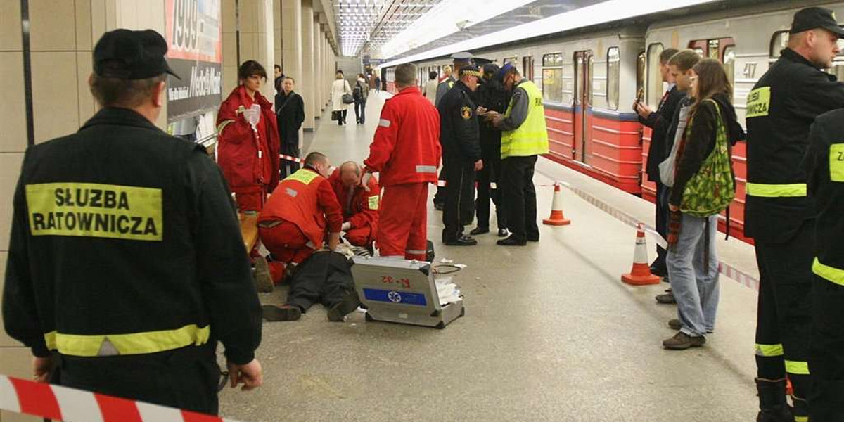 Wypadek w metrze. 60-latka wskoczyła pod pociąg