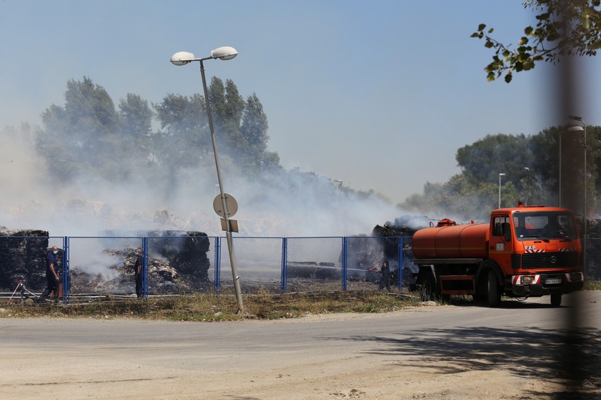 Gore papir i karton u dvorištu fabrike