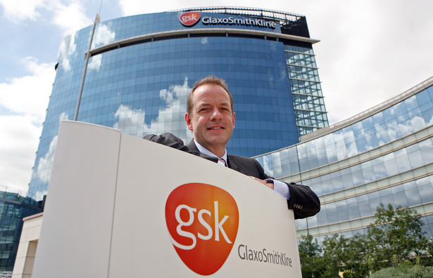 Andrew Witty, szef GlaxoSmithKline, przed kwaterą główną firmy w Brentford. Fot. Bloomberg