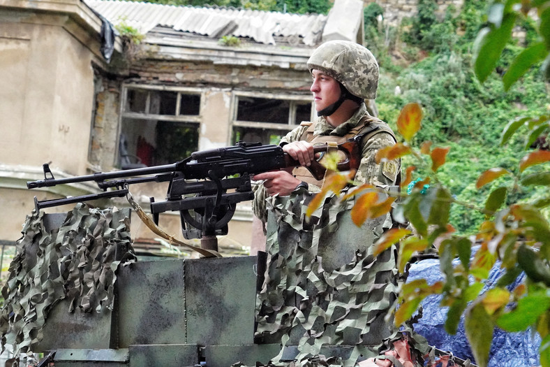Żołnierz wojsk ukraińskich w jednym z punktów kontrolnych.
