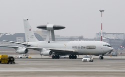 Samolot systemu AWACS na Okęciu. Zobacz ZDJĘCIA z wnętrza maszyny