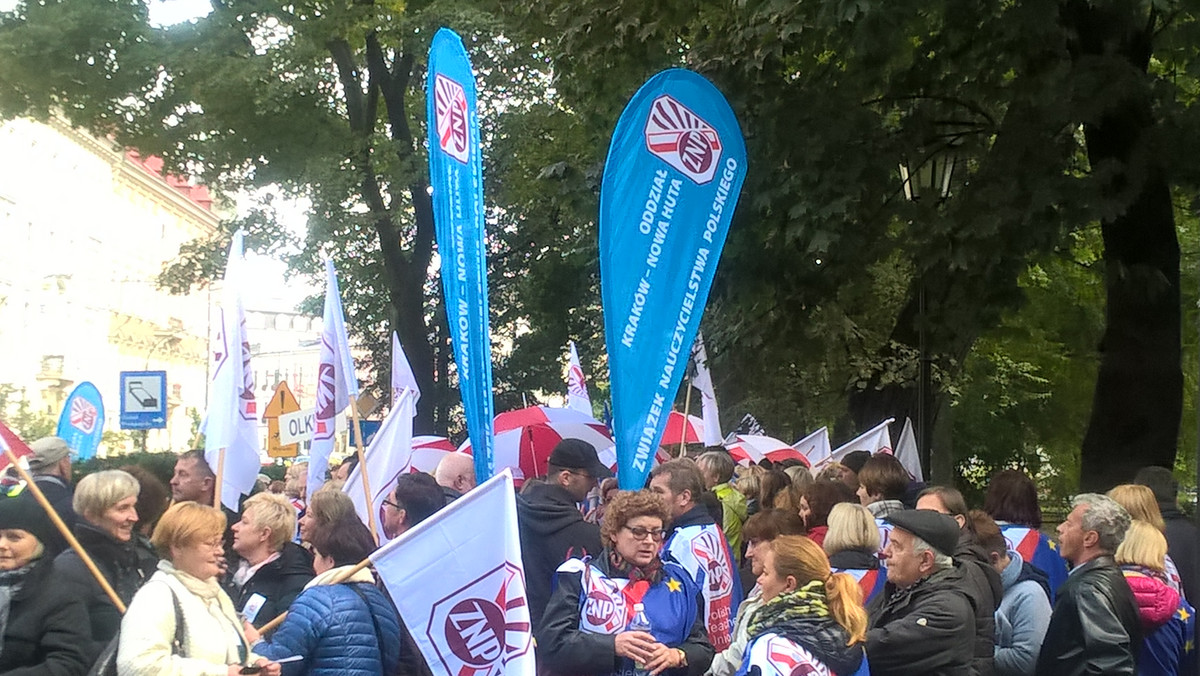 Około półtora tysięcy nauczycieli protestowało przed siedzibą urzędu wojewódzkiego w Krakowie przy ulicy Basztowej. Demonstranci w ten sposób chcieli wyrazić swój sprzeciw wobec reformy edukacji. Przedstawiciele pikietujących spotkali się z wicewojewodą Piotrem Ćwikiem.