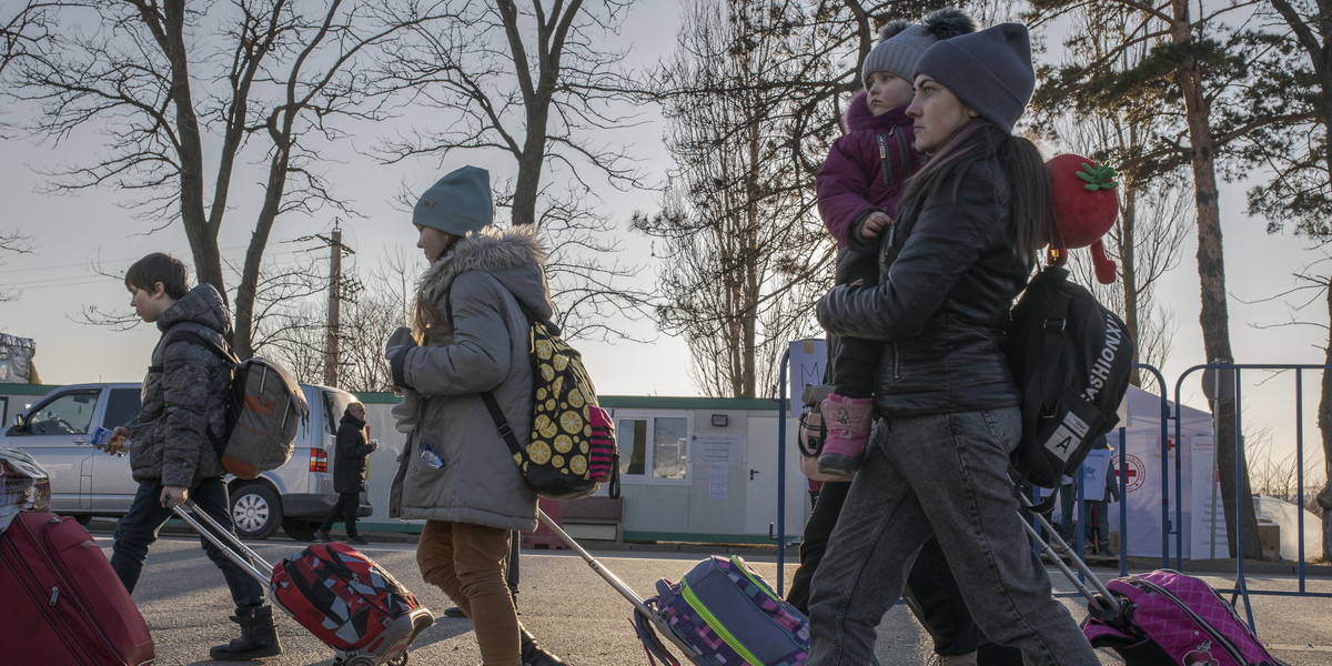 Rodzina z Ukrainy przekracza ukraińsko-rumuńską granicę. 19 marca 2022 r. 