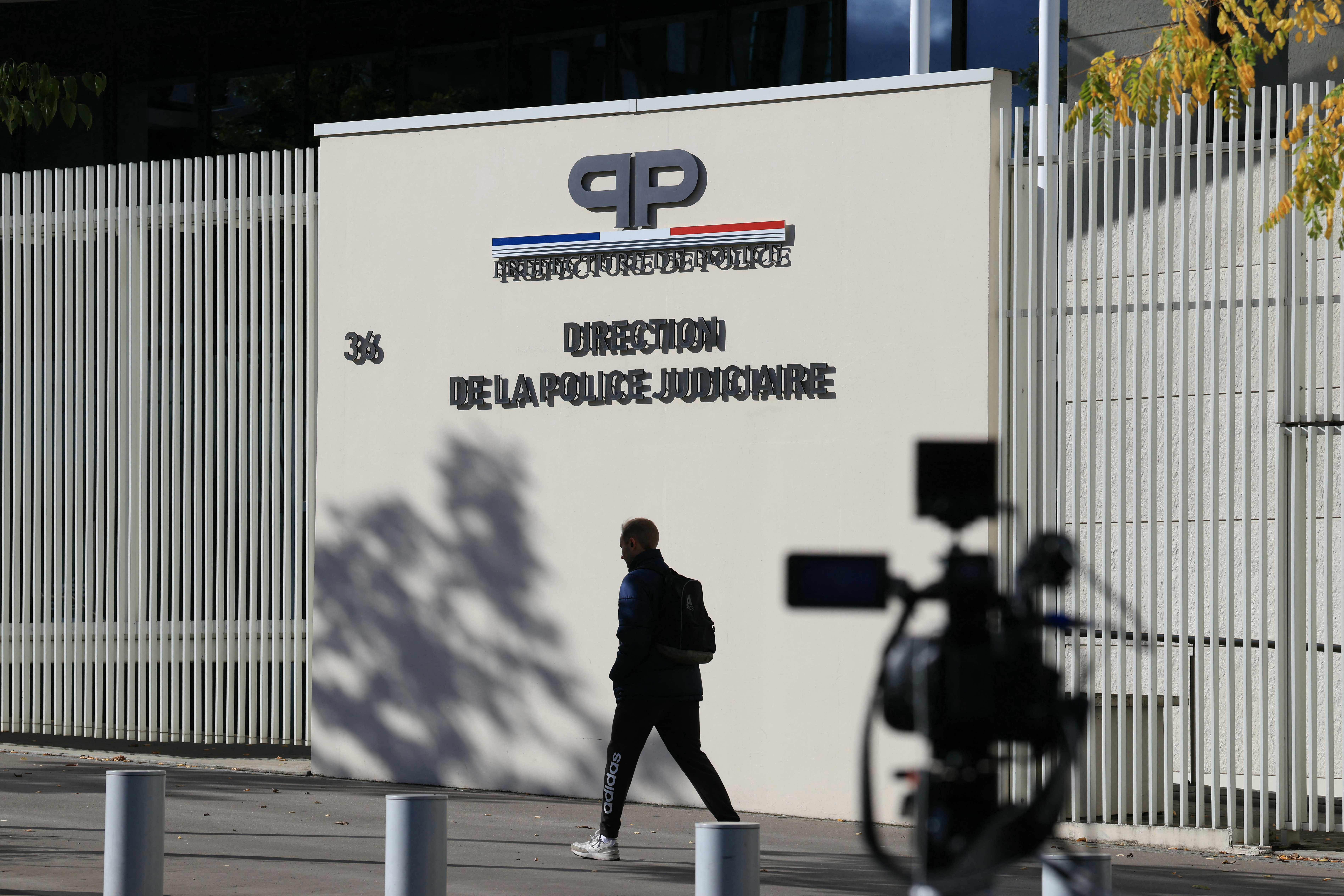 Arrestati 2 sospetti furto Louvre: ammettono parzialmente colpo 88 milioni