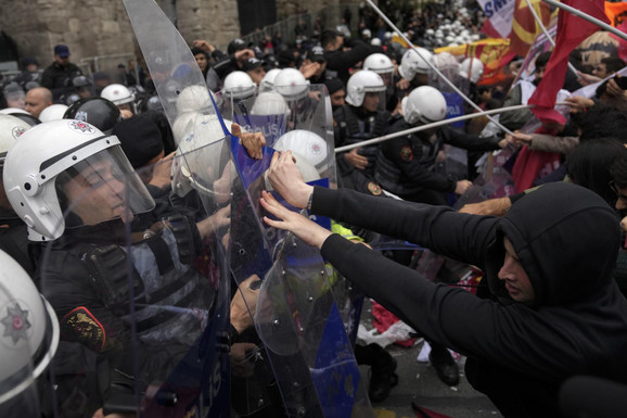 TUČA GRAĐANA I POLICIJE Haos na prvomajskom mitingu u Istanbulu: Letele kamenice, uhapšeno 210 ljudi (FOTO, VIDEO)