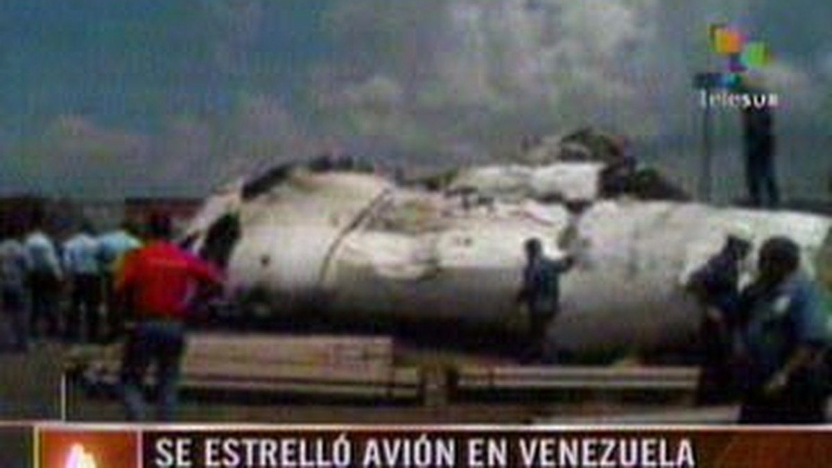 Wenezuelskie służby potwierdziły śmierć co najmniej 13 osób w wyniku katastrofy samolotu państwowych linii Conviasa, który rozbił się w poniedziałek na wschodzie kraju. Samolot odbywał rejs krajowy. Na pokładzie było około 50 ludzi.
