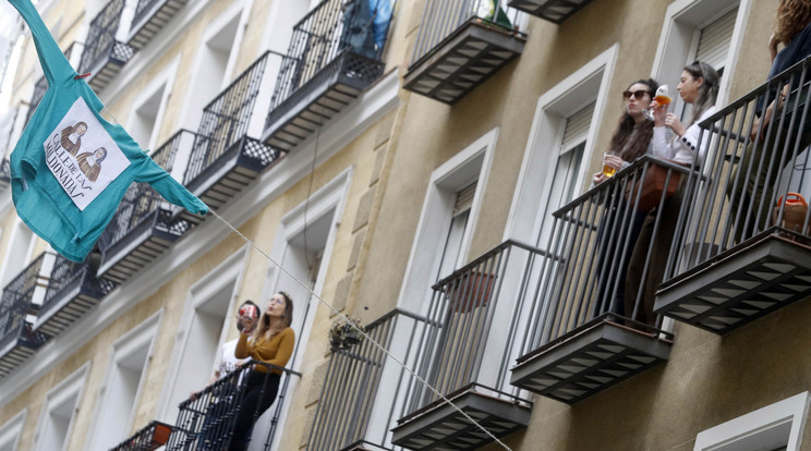 Lakásuk erkélyén nézelődő emberek Madrid latin negyedében a koronavírus-járvány idején / Fotó: MTI EPA