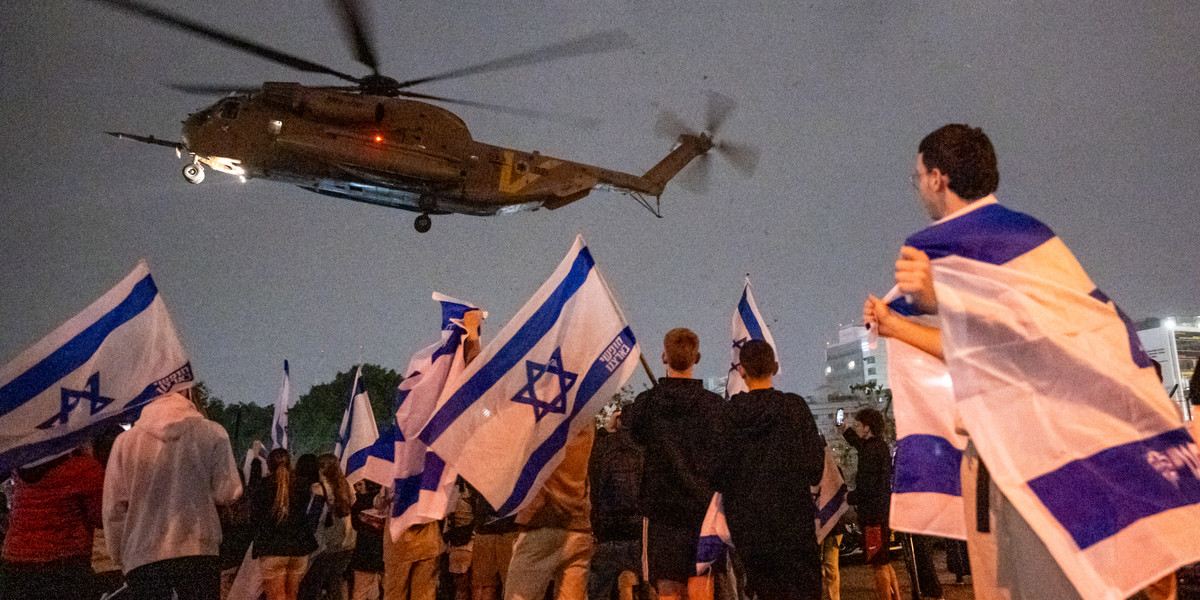 Helikopter z izraelskimi zakładnikami uwolnionymi wcześniej przez Hamas ląduje w centrum medycznym w Petah Tikva w Izraelu.  26 grudnia 2023 r.
