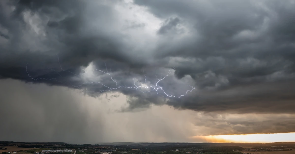 Nadciągają gwałtowne burze nad Polskę. Ostrzeżenia IMGW i RCB