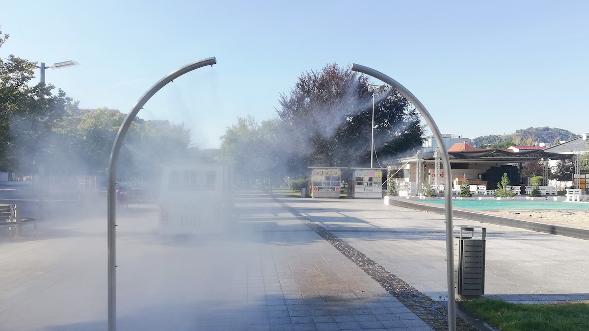 Na snímke hmlová brána na námestí, ktorá počas letných horúčav ochladí vzduch