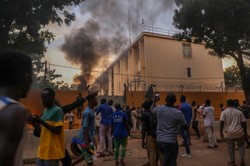 Drugi zamach stanu w Burkina Faso od stycznia. Demonstranci z flagami Rosji zaatakowali francuską ambasadę