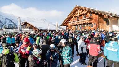 Zarażeni koronawirusem chcą odszkodowania od narciarskiego kurortu w Austrii