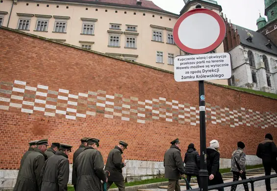 Kolejny level żartów z PiS-u. Nowy "znak drogowy" od kilku dni pod Wawelem