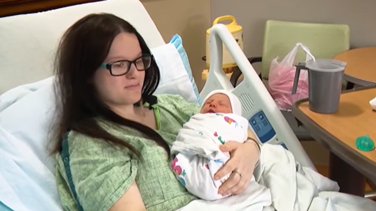 (VIDEO) OTKRILA DA JE TRUDNA KAD JE U TOALETU POČEO POROĐAJ Vatrogasci postali babice i pomogli ženi pri rođenju sina na podu kancelarije u Americi Kép