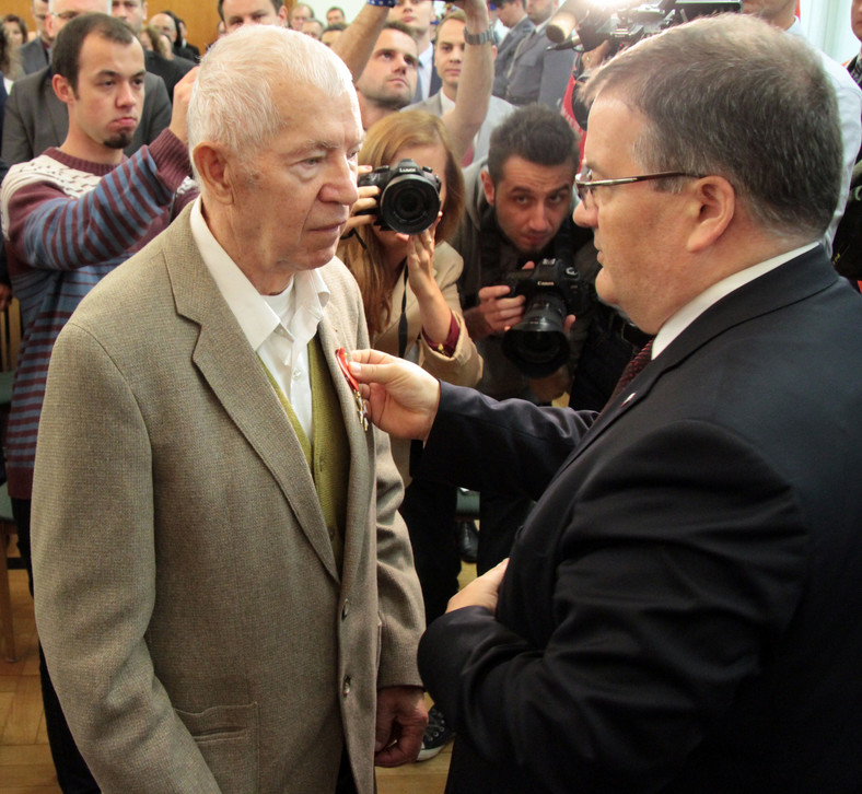 Ryszard Kowalczyk (z lewej) w 2016 r. otrzymał Krzyż Kawalerski Orderu Odrodzenia Polski 