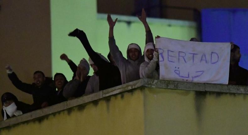 Migrants protest on the roof of a detention centre in Madrid on October 19, 2016