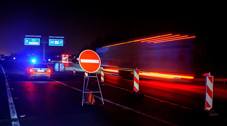 Lezárták az M1 autópálya Győr felé vezető szakaszát teljes útszélességben. /Fotó:MTI