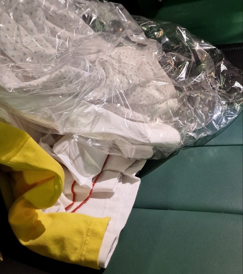 Carinici su ispod stvari vozača pronašli kovertu sa parama