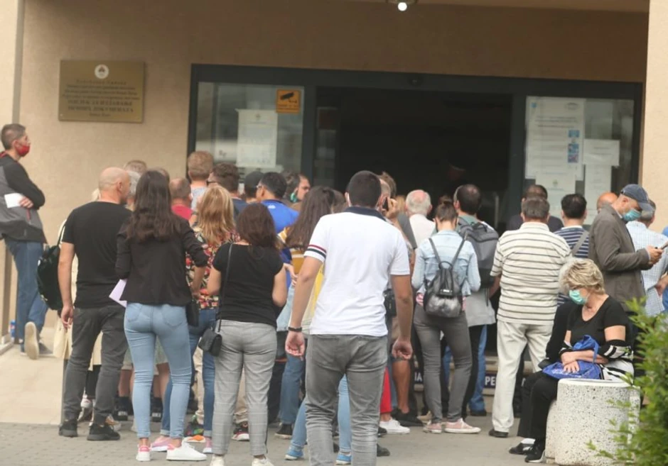Velike gužve ispred kancelarije za izdavanje dokumenata u Banjaluci