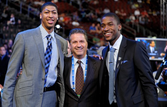 Džon Kalipari na NBA draftu 2012. godine, u društvu svojih pulena, prvog i drugog pika na tom draftu, Entonija Dejvisa i Majkla Kida Gilkrista
