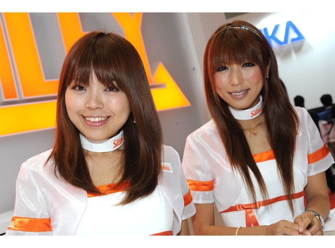 Salon samochodowy w Tokio - dziewczyny