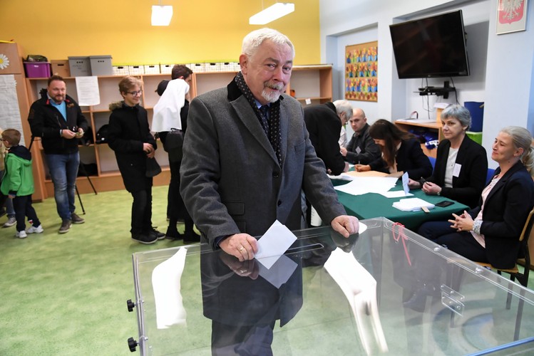 Prezydent Krakowa, kandydat komitetu Koalicja Obywatelska Jacek Majchrowski podczas głosowania w II turze wyborów samorządowych w Krakowie.