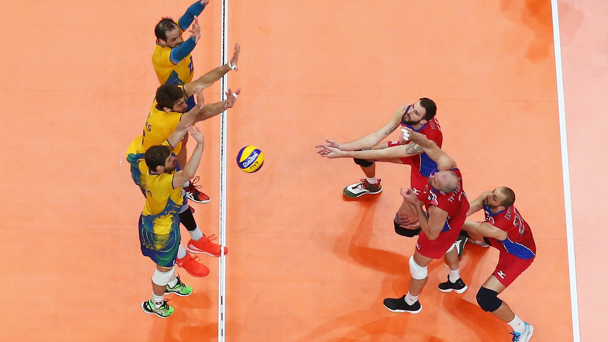 Reprezentacja Rosji nie obroni złotego medalu olimpijskiego wywalczonego przed czterema laty w Londynie. Sborna w Rio de Janeiro przegrała z Brazylią 0:3 (21:25, 20:25, 17:25), a Canarinhos po czterech latach zrewanżowali się rywalom a finał z 2012 roku. O złoto na własnej ziemi zagrają w niedzielę z Włochami. Rosjan czeka pojedynek o brąz z USA.