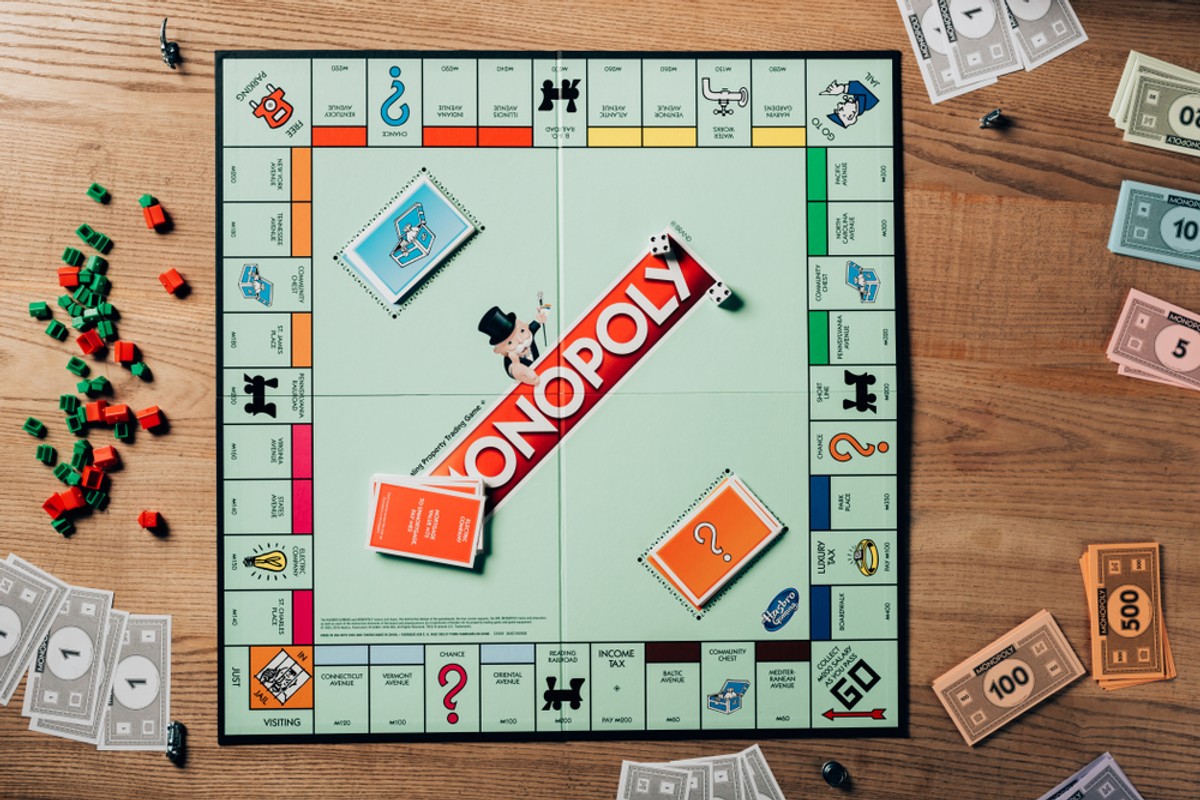Firma Hasbro już w 1998 r. zarejestrowała pierwszy znak towarowy MONOPOLY nie tylko dla gier, lecz także w innych klasach, np. dla odzieży