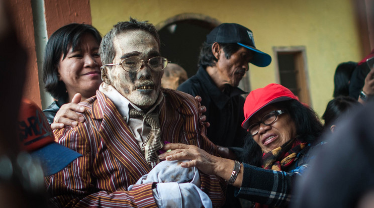 Átöltöztetik családtagjaik mumifikált holttesteit Indonéziában / Fotó: Northfoto