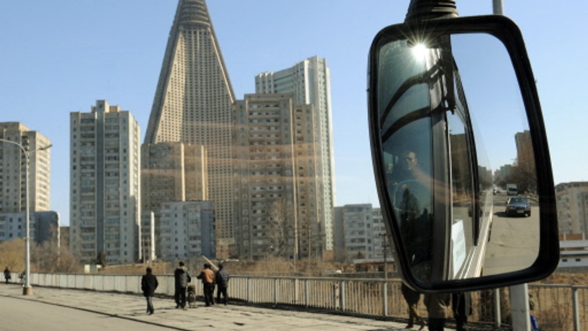 Północnokoreański hotel Ryugyong należy do najbardziej znanych i wyśmiewanych budynków na świecie. Ta betonowa konstrukcja jest wyższa niż nowojorski Chrysler Building i szersza u podstawy niż przeciętny blok mieszkalny. Wygląda jak rakieta kosmiczna, rzucająca zygzakowaty cień na szary krajobraz Pjongjangu.