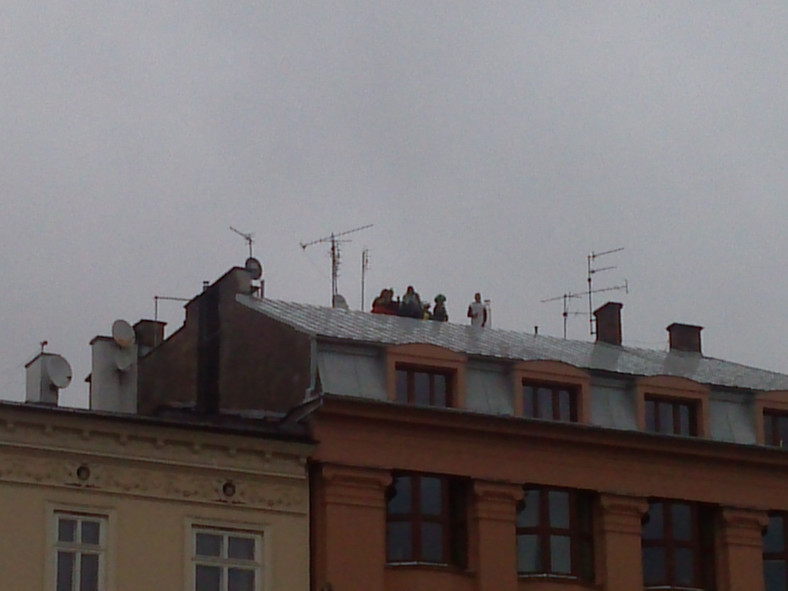 Studenci tańczyli na dachu kamienicy