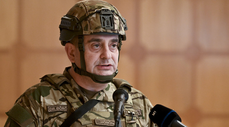 Böröndi Gábor a magyar katonákról beszélt / Fotó: MTI/Koszticsák Szilárd