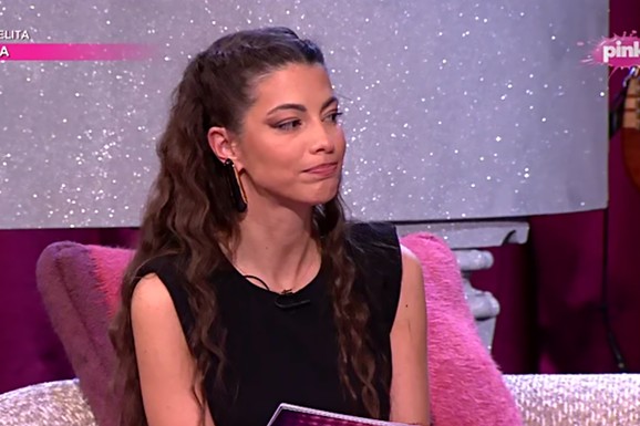 VODITELJKA SE POJAVILA U EMISIJI UPRKOS POVREDI Sve otkrila 