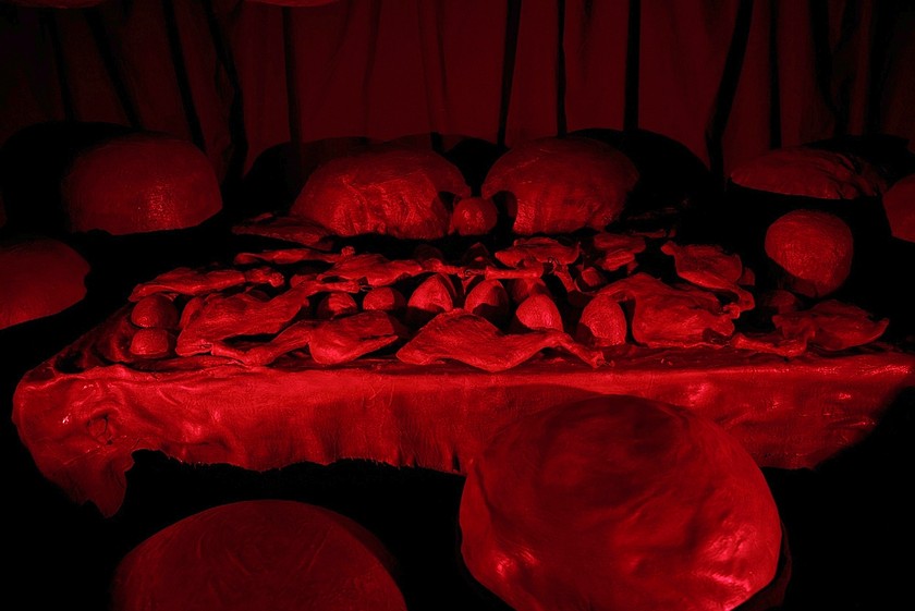 «The Destruction of the Father» 1974–2017, Polyurethanharz, Holz, Stoff und Rotlicht.