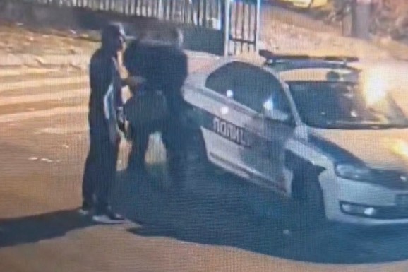 EKSKLUZIVNI SNIMAK SA NADZORNE KAMERE! Šapić dobrovoljno predaje oružje policiji u 4.34h ispred svoje kuće: Tvrdnje Sava Manojlovića da je imao pištolj u toku incidenta PALE U VODU