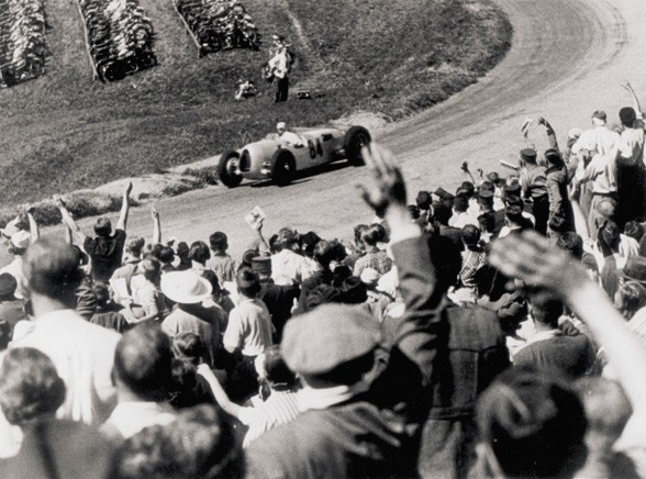 Od marca 1933 roku pojazdy były budowane i testowane pod jego nadzorem w dziale samochodów wyścigowych znajdującym się w zakładzie Horch w Zwickau