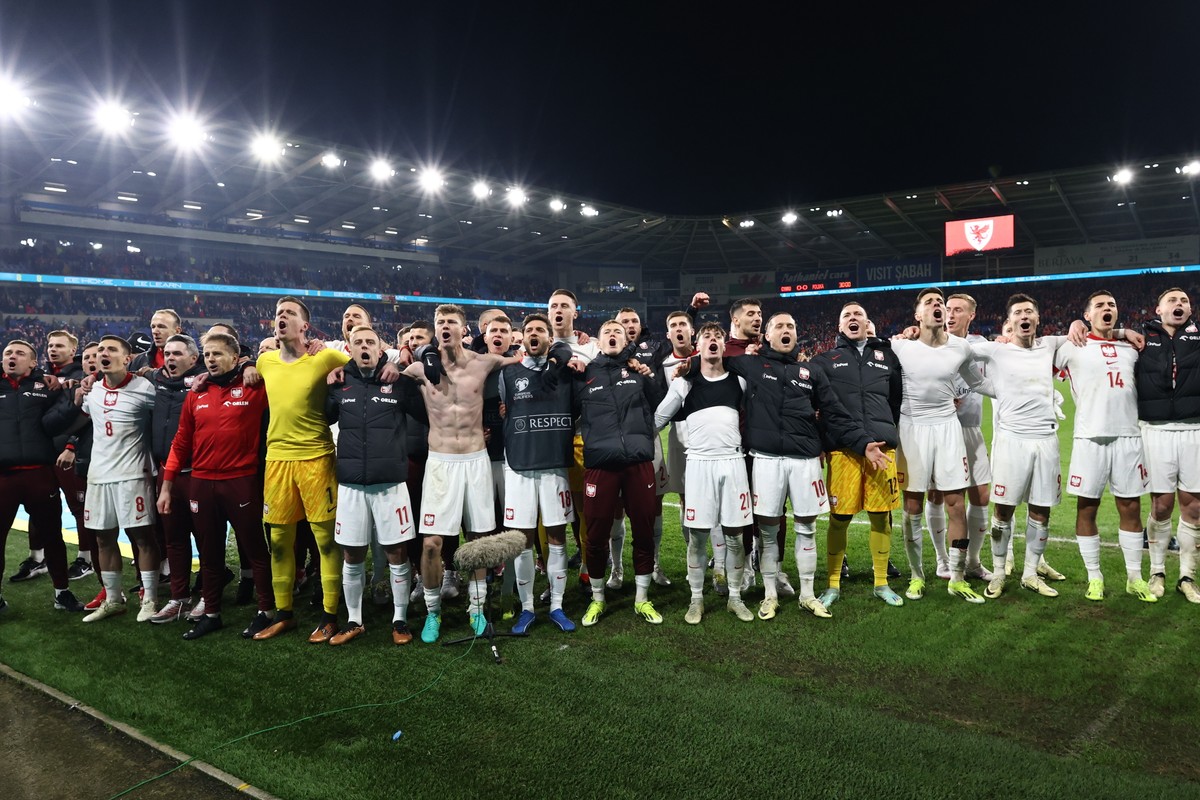 Radość zawodników piłkarskiej reprezentacji Polski po wygranej serii rzutów karnych w finale baraży o awans do piłkarskich mistrzostw Europy 2024