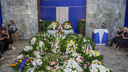 „Boldog ember volt” – Bálint gazda temetése: több százan mentek el, fehér virágok borítják a ravatalt – fotók