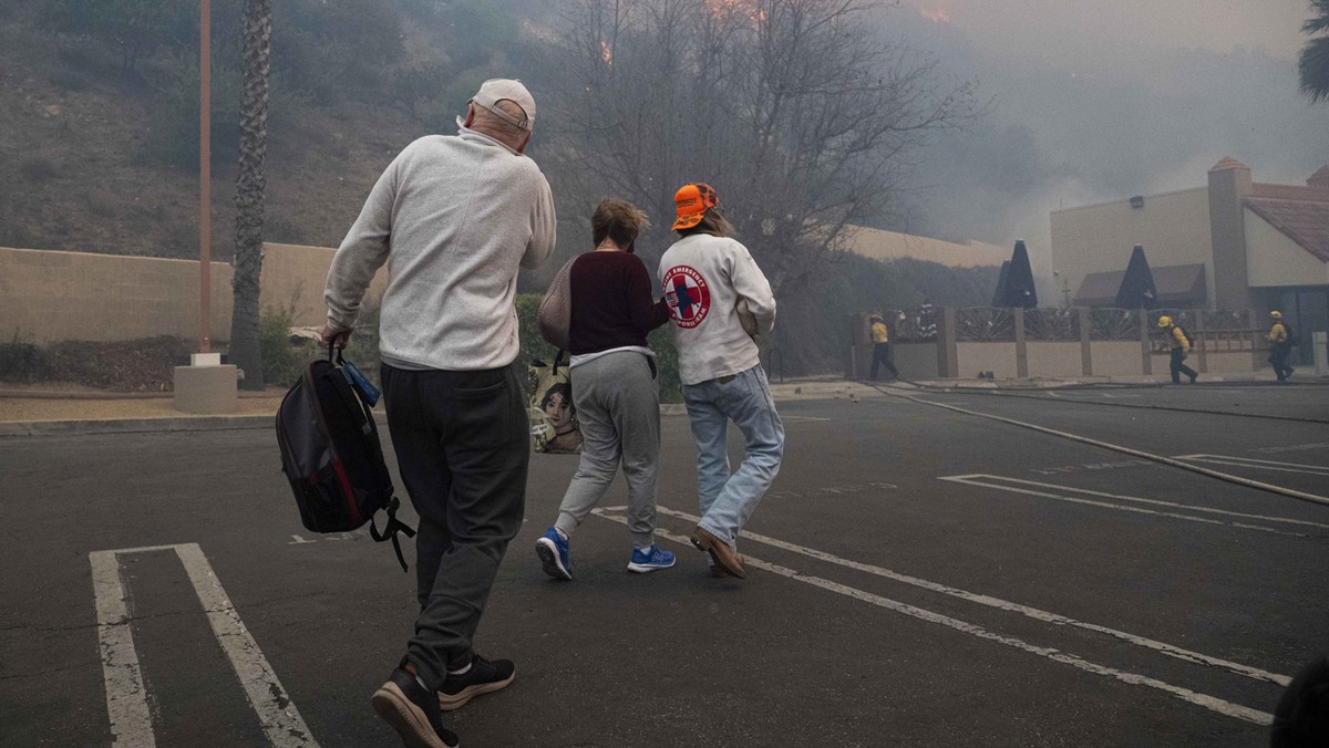 Ewakuowani z pożarów w Los Angeles opowiadają o rzeczach, które zabrali ze sobą w panice, niektórzy wybrali absurdalne przedmioty [źródło: Onet]