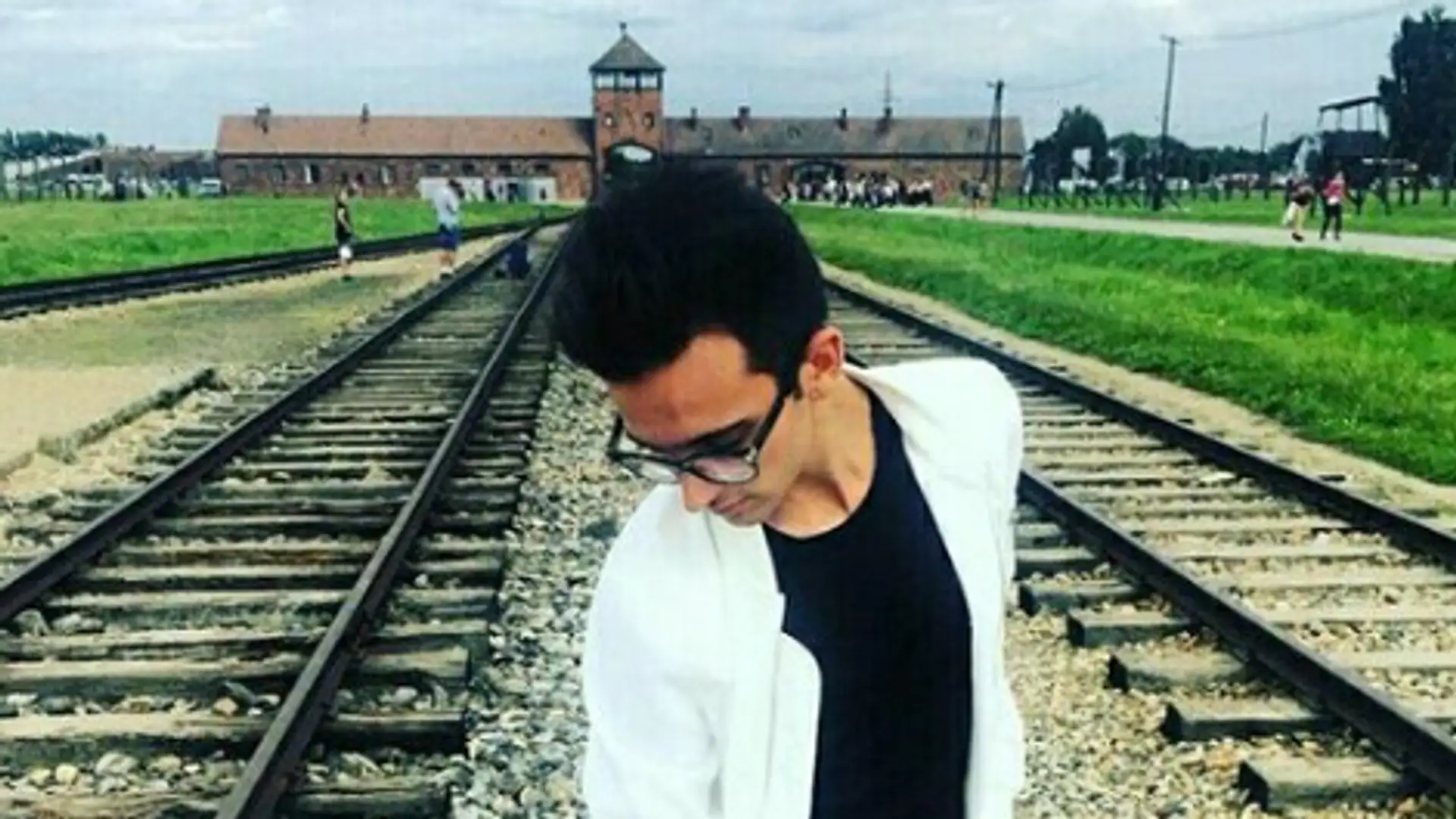 Bloger modowy zrobił sobie sesję zdjęciową w Auschwitz i zbiera zasłużoną falę hejtów