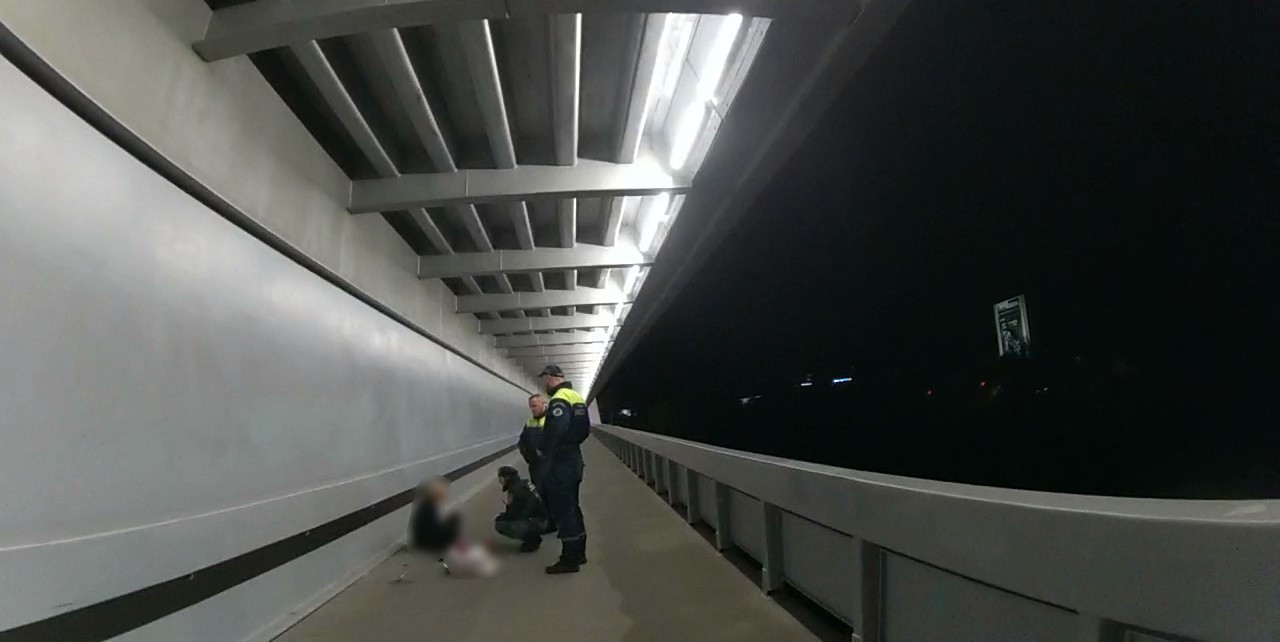 Mladej žene pomohli policajti aj záchranári.