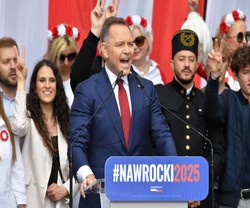 "Marsz za Polską" w Warszawie. Nawrocki: Dość mikromanii