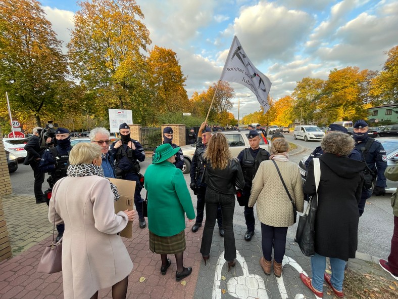 Protest przed spotkaniem z prezesem PiS w Puławach