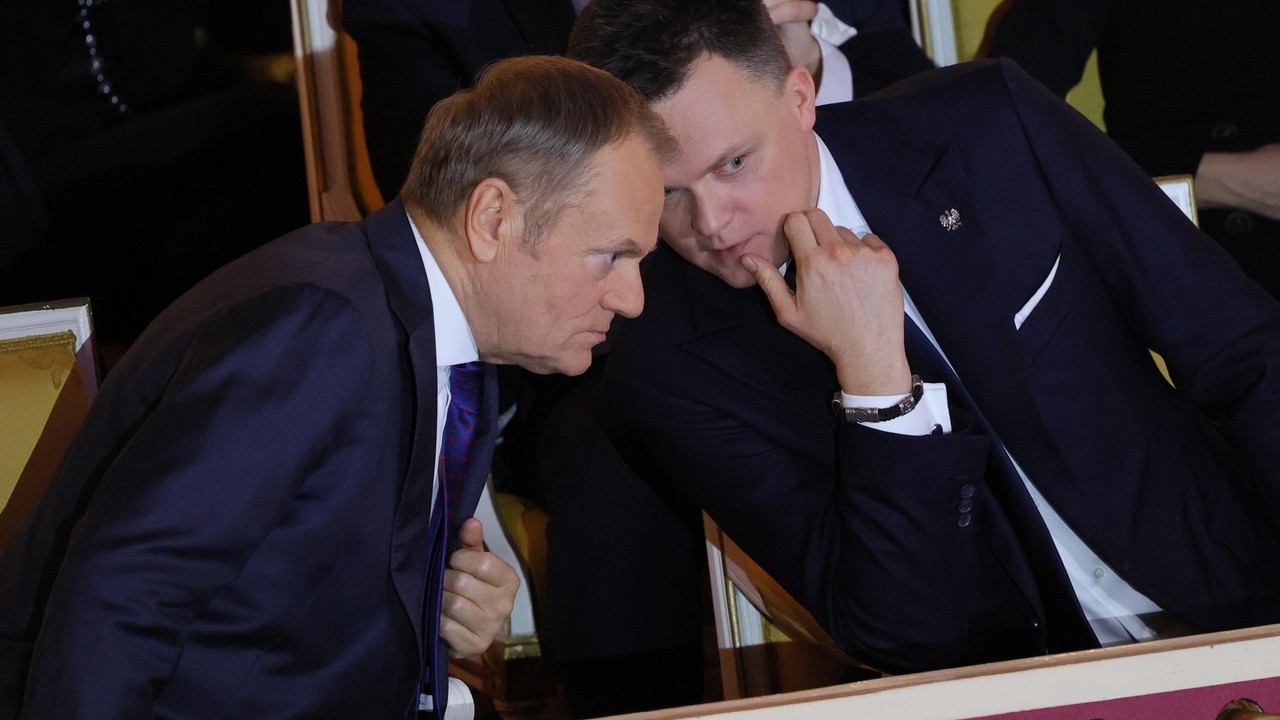 "Stan Wyjątkowy". Kulisy rekonstrukcji rządu. Kaczyński urzekł Hołownię. Nawrocki próbuje podzielić koalicję