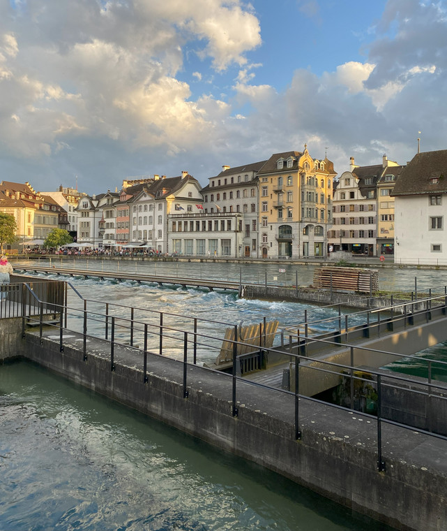 Przez miasto płynie rzeka Reuss, która dzieli Lucernę na dwie części