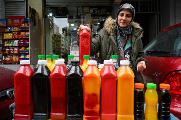 Kobieta sprzedająca soki na ulicy czeka na klientów podczas świętego miesiąca Ramadan.  Bejrut, 29.03.2023 r.