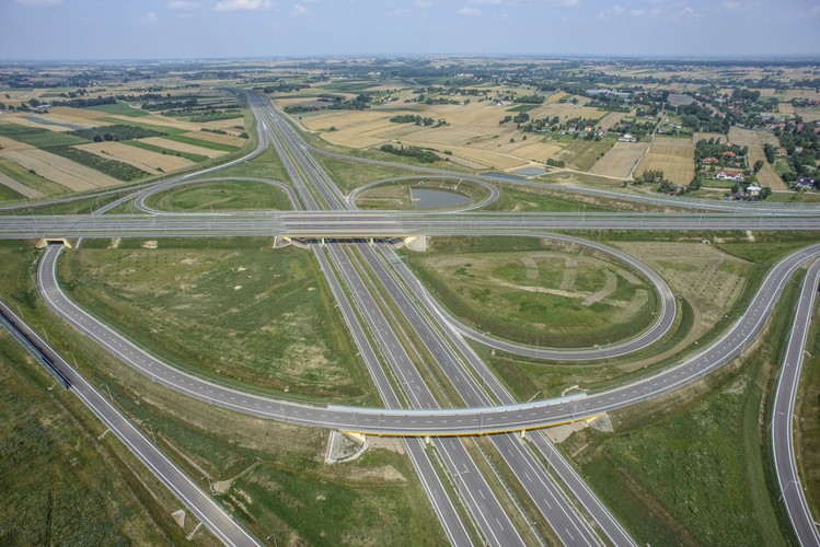 Prace drogowe na odcinku od węzła Jastków do węzła Lublin-Sławinek mają skończyć się we wrześniu. Kierowcy będą mogli korzystać z odcinka od węzła Jastków do węzła Lublin-Sławinek przełomie października i listopada.<br><br>fot. (wp/mr) PAP/Wojciech Pacewicz